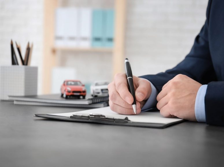 Kunde von MTW-Brüggemann TOP Markenspezialist für alle Marken unterzeichnet eine Neuwagen-Vollmacht.